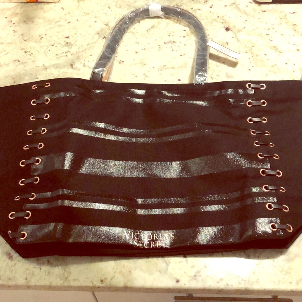 NWT: Black🖤Victoria’s Secret Bag with Zipper